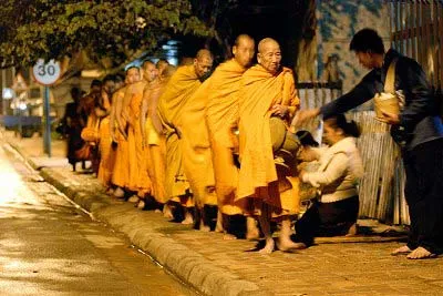 托鉢の行列