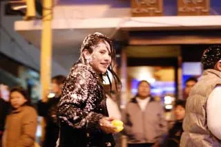 泡スプレーで戦う女の子