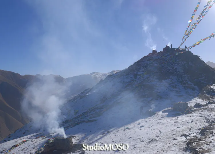 ガンデン寺の夜明け